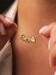 Un collar colgante de cobre novedoso y elegante, con las letras del alfabeto en inglés "A-Z" grabadas y con un diseño de agujero. Es una excelente opción para regalo en ocasiones especiales y también adecuado para que las mujeres lo usen a diario, en ocasiones casuales.