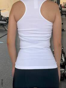 Camiseta de tirante ancho casual para mujer, tela de poliéster y elastano, ideal para temporadas de primavera y verano. Diseño ajustado, cuello redondo, sin manga, muy ligera y cómoda. - Blanco - Ver 3