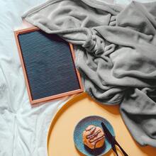 Soft Blanket, Throw, Or Quilt For A Double Or Single Bed Made Of Fleece Or Flannel – Lightweight, Warm, Cozy, And Comfortable, Perfect For All Seasons. Ideal For The Sofa, Bed, Picnics, Travel, Camping, And Everyday Use. Brings Warmth To The Living Room And Bedroom. A Great Gift Idea For Mom, Friends, And Home Decor Lovers. Available In A Variety Of Colors And Sizes To Suit Every Need. - Xám nhạt - Xem 6