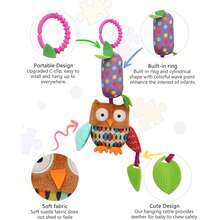 卡通动物毛绒悬挂摇铃婴儿感官音乐玩具，带镜子、皱纹、吱吱声和牙胶，可移动的悬挂娃娃，适合早期发育，婴儿车感官探索音乐婴儿娃娃，婴儿床、汽车座椅的柔软摇铃悬挂毛绒娃娃，婴儿摇铃，新生儿柔软毛绒彩色婴儿娃娃，适合男孩和女孩，带 BB 声音的婴儿摇铃（颜色随机） - 彩色 - 查看 4