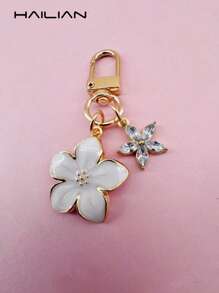 HAILIAN Un porte-clés léger et élégant en forme de fleur de cerisier en alliage, accompagné d'un petit accessoire de sac en forme de fleur à six pétales. Accessoires de voyage convenant aux pendentifs de sac, porte-clés de voiture, anniversaires de couples et cadeaux de fête