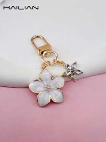 HAILIAN Un porte-clés léger et élégant en forme de fleur de cerisier en alliage, accompagné d'un petit accessoire de sac en forme de fleur à six pétales. Accessoires de voyage convenant aux pendentifs de sac, porte-clés de voiture, anniversaires de couples et cadeaux de fête