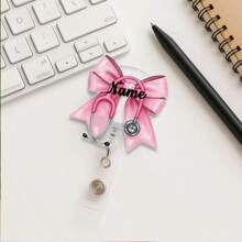 Spersonalizowana rolka z identyfikatorem, Rolka z identyfikatorem pielęgniarki z imieniem, Rolka z identyfikatorem kokardką, Rolka z identyfikatorem pielęgniarki, Rolka z identyfikatorem flebotomisty, Rolka z identyfikatorem pielęgniarki, Uchwyt na identyfikator, Prezent dla pielęgniarki, Przybory szkolne, Powrót do szkoły, Prezent do szkoły, Do biura, Do szkoły, Do klasy, Dla nauczyciela, Na uniwersytet, Dla kolegi, Do akademika, Dla nauczyciela, Uczniowie gimnazjum, Uczniowie liceum, Dodatki odzieżowe, Szykowna jesień, Użytkowy szyk