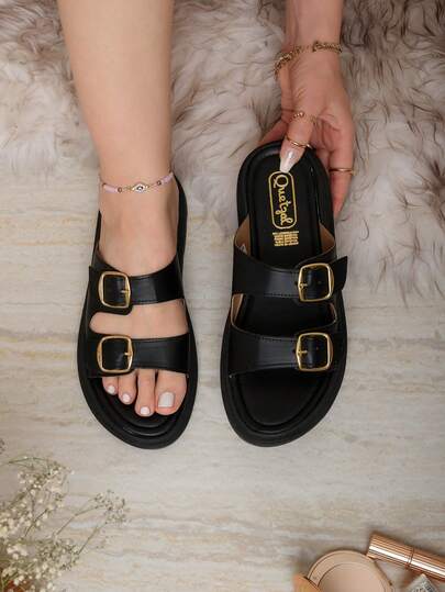 Sandalia plana hebillas, sandalia flat buckle, sandalia doble hebilla, sandalia piel, sandalia veraniega, sandalia minimalista, sandalia boho, sandalia urbana, sandalia casual chic, sandalia suela dentada, sandalia, sandalia de goma.