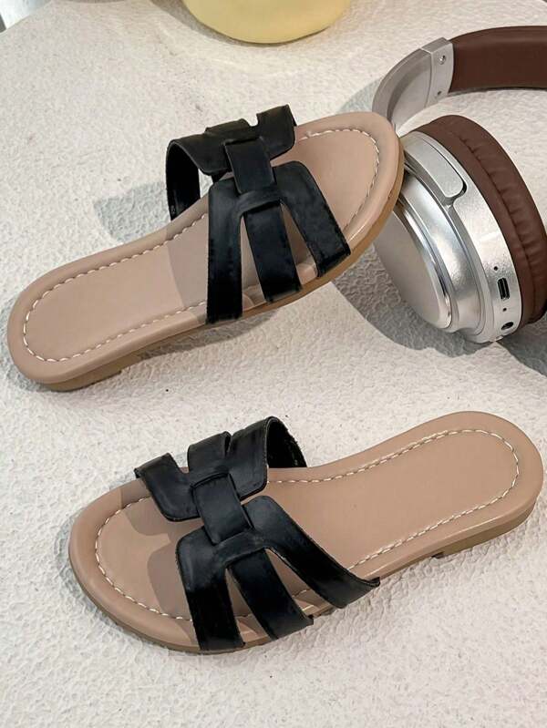1 paire de tongs d'été chaudes pour enfants antidérapantes. Le dessus est noir, avec un design simple à bride croisée, avec une semelle intérieure beige clair, le style est simple et élégant. Il convient aux filles de 3 à 12 ans pour porter à la maison, en intérieur et en extérieur lors d'activités de loisirs et autres scènes, à la fois confortable et polyvalent.