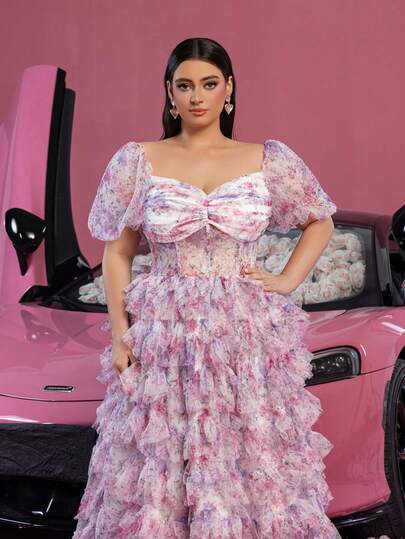 Faeriesty 优雅加大码水钻领口短袖女士长款派对礼服，采用蓬松垂坠的薄纱面料，饰以紫色和白色花卉印花，层叠薄纱裙摆飘逸灵动，适合情人节、春季婚礼、花园派对、正式晚宴等场合。