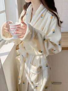 1 Stück süßer, langer Flanell-Bademantel-Pyjama mit Karotten-Muster. Es ist ein ausgewähltes kältebeständiges Hauskleid, das verstärkt, warm, bequem und weich ist, geeignet für Damen als Schlafmantel für den täglichen Gebrauch zu Hause im Herbst und Winter.