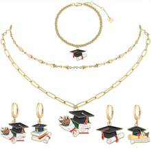 Pendentif de casquette de graduation multicolore, breloque/Décorations de chaîne de casquette de doctorat, Accessoires de mode pour femmes avec crochets d'oreille et anneaux fermés, Convient pour bracelets, colliers, boucles d'oreilles, chevilles, porte-clés, chaînes de sac à dos pour le DIY, vacances à la plage, saison de mariage, festivals de musique, cadeaux d'anniversaire, décorations de bijoux