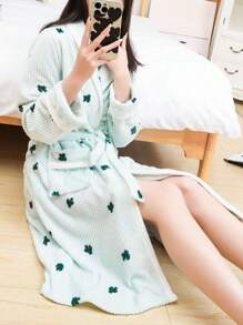 1 Stück süßer, langer Flanell-Bademantel-Pyjama mit Karotten-Muster. Es ist ein ausgewähltes kältebeständiges Hauskleid, das verstärkt, warm, bequem und weich ist, geeignet für Damen als Schlafmantel für den täglichen Gebrauch zu Hause im Herbst und Winter.