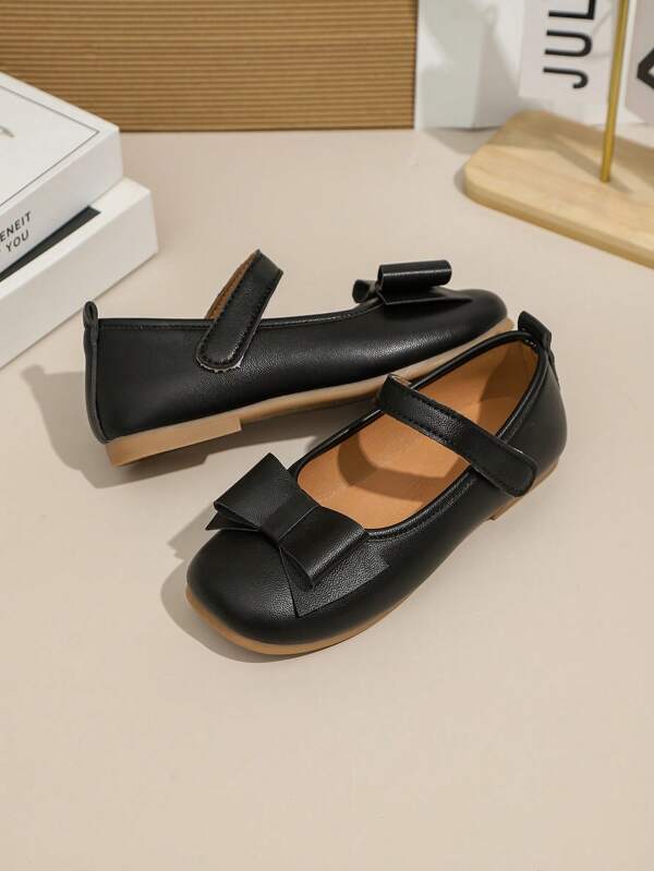1 par de zapatos planos negros para niñas, de piel de PU con cierre de cinta mágica ajustable, punta redonda, suela de TPR antideslizante, diseño de moño cómodo y elegante, adecuado para estudiantes de primaria y secundaria de 5 a 14 años, para uso casual, escolar, presentaciones y uso diario, para todas las estaciones