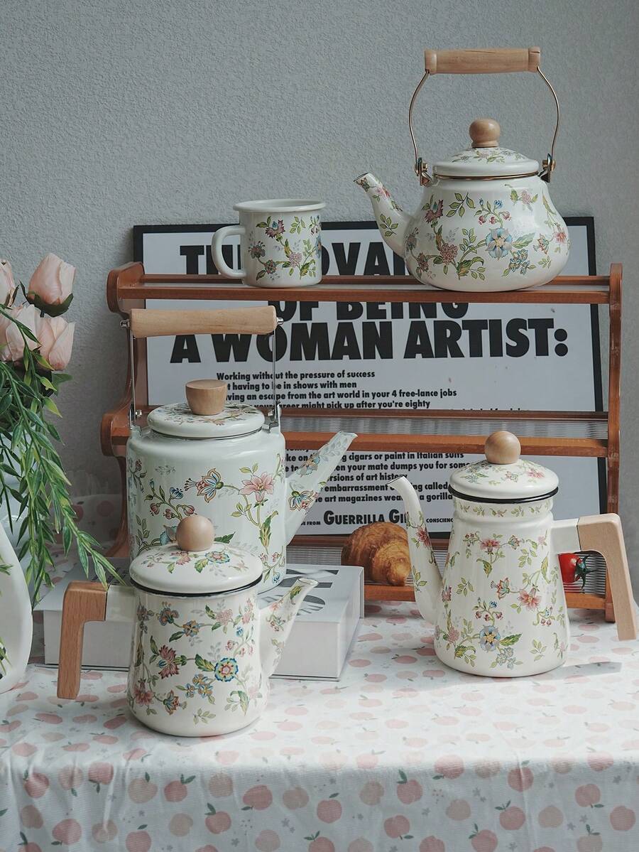 1个金属柄茶壶、木柄茶壶、陶瓷柄茶壶、小茶杯、茶叶罐、手工茶壶、家用搪瓷茶壶、桌面装饰搪瓷壶。这是一款便携式茶壶，非常适合户外露营和冬季室内泡茶。它也是馈赠亲朋好友的绝佳礼物。 - 米色 - 查看 1