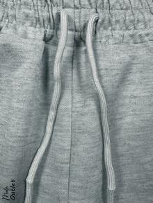 Short casual y deportivo para hombre, estampado de dos líneas pequeñas en los laterales de la prenda, talle de cintura natural con cordón y ajuste de pierna suelto, bolsillos funcionales con cierre para mayor seguridad, tela de poliéster y elastano, apto para temporadas de primavera y verano, muy fresco y cómodo, ideal para hacer deporte o el uso casual. - Gris - Ver 3