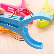 4pcs/Pack Colorful Plastic Windproof Clothespin, Suitable For Securing Beach Towels On Chairs, Durable Plastic Clips, Multi-Purpose Hangers, Yellow, Blue, Green, Red Colors, Protect Your Beach Towels From Wind, Ideal For Vacation, Poolside, Travel-Friendly Accessory