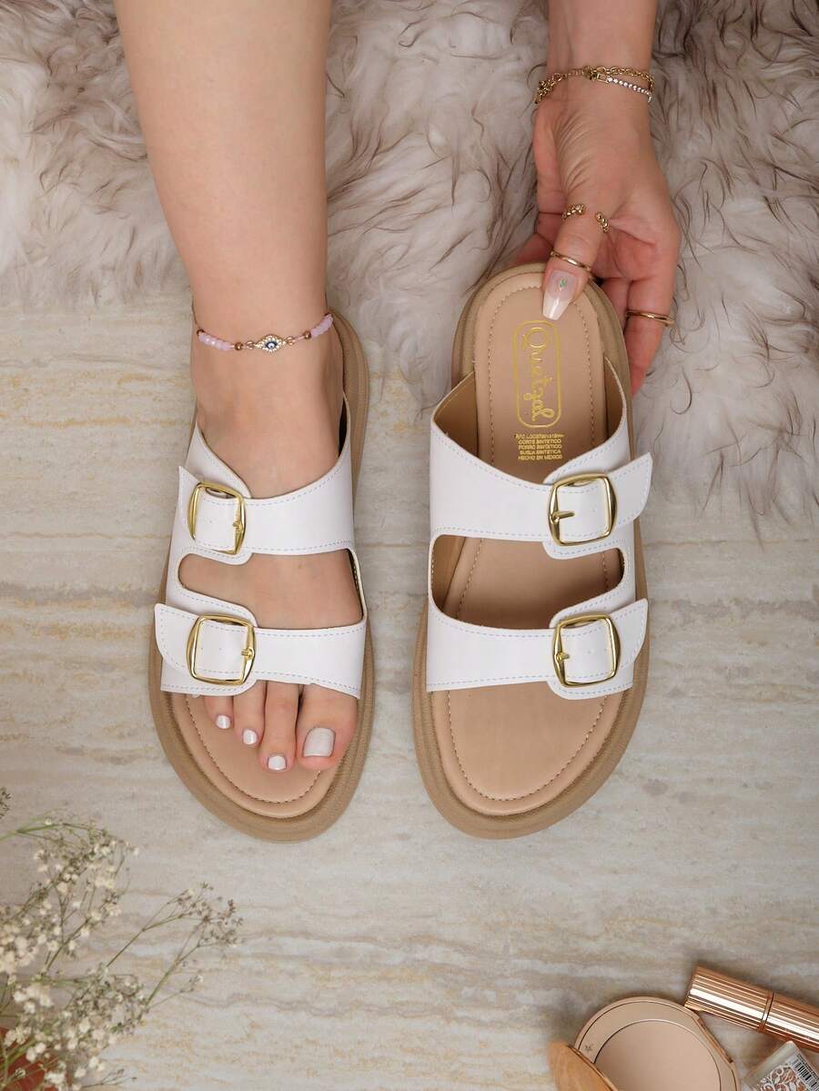 Sandalia plana hebillas, sandalia flat buckle, sandalia doble hebilla, sandalia piel, sandalia veraniega, sandalia minimalista, sandalia boho, sandalia urbana, sandalia casual chic, sandalia suela dentada, sandalia, sandalia de goma. - Blanco - Ver 1