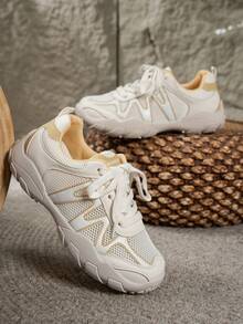 女士学院风透气网眼系带休闲运动鞋，优雅实用的白色网球鞋，适合学生和户外穿着