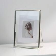 1 Peça Elegante Moldura de Foto de Metal e Vidro Prateada - Exposição Flutuante de 4x6/5x7/8x10 Polegadas, Design Curvo Transparente - Perfeita para Retrato/Arte/Decoração de Mesa - Presente de Feriado, Decoração Doméstica, Necessidade para Parede da Galeria, Exposição Moderna de Escritório, Suporte de Foto de Casamento, Moldura de Foto Simples, Fotos Predefinidas Aleatórias