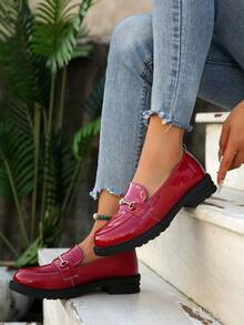 Damskie mokasyny ze skóry lakierowanej w stylu brytyjskim z metalowym zdobieniem, uniwersalne buty wsuwane - Czerwony - Zobacz 2