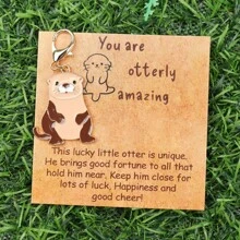 Süßer Fischotter Schlüsselanhänger mit Geschenkkarte - Niedlicher Tier Anhänger Charm für Schlüssel, Hundehalsband, Handy & Rucksack - Karabinerverschluss - perfektes Geschenk für Otter Liebhaber, Freunde, Familie Schulrucksack mit Tier Buchstaben