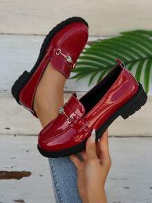 Damskie mokasyny ze skóry lakierowanej w stylu brytyjskim z metalowym zdobieniem, uniwersalne buty wsuwane - Czerwony - Zobacz 1
