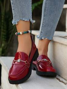 Damskie mokasyny ze skóry lakierowanej w stylu brytyjskim z metalowym zdobieniem, uniwersalne buty wsuwane - Czerwony - Zobacz 4