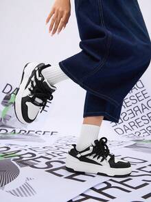 DareSee 经典黑白时尚休闲户外滑板鞋，节日送礼佳品。宽鞋带设计，尽显酷炫独特风格。适合女性日常穿着、度假及运动场合。音乐节、Y2KFest、返校季、秋季、圣诞节、冬季圣诞礼物 - 黑與白 - 查看 4