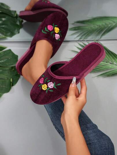 一双手工串珠花卉复古圆头女式拖鞋，舒适百搭的室内拖鞋，有黑色、粉色等多种颜色可选，大码尺码。