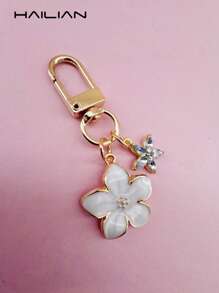HAILIAN Un porte-clés léger et élégant en forme de fleur de cerisier en alliage, accompagné d'un petit accessoire de sac en forme de fleur à six pétales. Accessoires de voyage convenant aux pendentifs de sac, porte-clés de voiture, anniversaires de couples et cadeaux de fête