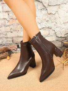 - بوت قصيرة من الجلد بطراز بريطاني جديد للنساء لموسم الخريف/الشتاء 2025 - بوت قصيرة ذات كعب سميك أنيقة باللون البني الفاتح - بوت بنمط كلاسيكي برأس مدبب وسحاب معدني على الجانب - بوت تشيلسي ذات كعب سميك وكعب عالي - بوت غربية بكعب متوسط الارتفاع على الطراز الأمريكي - بوت قصيرة بأنماط موضة