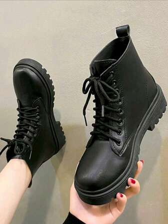 Botas de motociclista para mujer. Estas botas cortas son tanto elegantes como cómodas, adecuadas para uso al aire libre y se ven genial combinadas con este tipo de botas cortas.