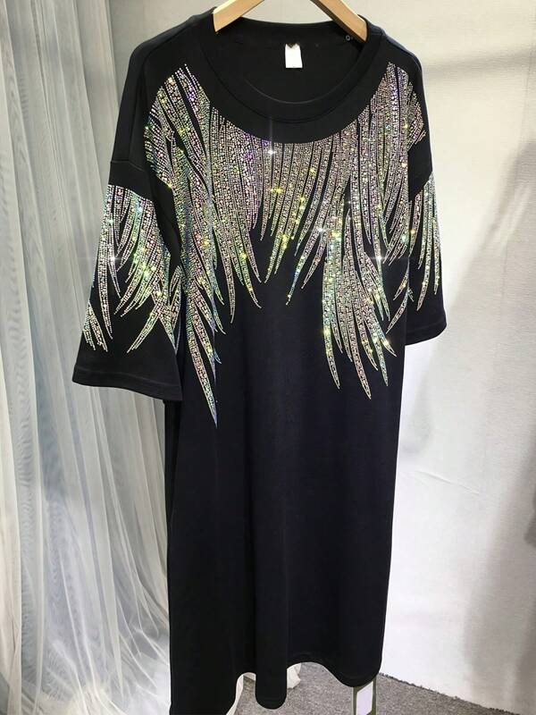 Plus Size Frauen funkelnden schwarzen Midi-Kleid - Geometrische Strass Grafik, kurze Ärmel, lose Passform mit Taschen Casual Sommer Party tragen Kleid Casual Chic Style Polyester Stoff, Plus Size Kleider