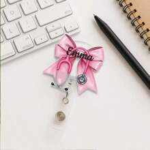 Spersonalizowana rolka z identyfikatorem, Rolka z identyfikatorem pielęgniarki z imieniem, Rolka z identyfikatorem kokardką, Rolka z identyfikatorem pielęgniarki, Rolka z identyfikatorem flebotomisty, Rolka z identyfikatorem pielęgniarki, Uchwyt na identyfikator, Prezent dla pielęgniarki, Przybory szkolne, Powrót do szkoły, Prezent do szkoły, Do biura, Do szkoły, Do klasy, Dla nauczyciela, Na uniwersytet, Dla kolegi, Do akademika, Dla nauczyciela, Uczniowie gimnazjum, Uczniowie liceum, Dodatki odzieżowe, Szykowna jesień, Użytkowy szyk