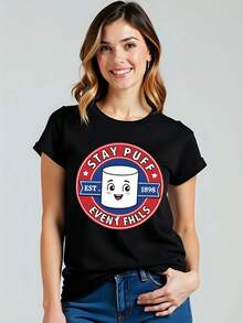Camiseta negra de mujer con impresión "Stay Puff Enveny Fhills" en algodón 180g, estilo casual con cuello redondo y manga corta, perfecta para añadir un toque divertido y moderno a tu guardarropa. Ideal para fans de diseños creativos y cómodos. - Negro - Ver 1