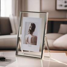 1 Peça Elegante Moldura de Foto de Metal e Vidro Prateada - Exposição Flutuante de 4x6/5x7/8x10 Polegadas, Design Curvo Transparente - Perfeita para Retrato/Arte/Decoração de Mesa - Presente de Feriado, Decoração Doméstica, Necessidade para Parede da Galeria, Exposição Moderna de Escritório, Suporte de Foto de Casamento, Moldura de Foto Simples, Fotos Predefinidas Aleatórias