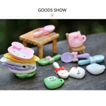 Sanrio 1 set de 3 pièces de la série Sanleo, décorations, tasses en résine DIY, assiettes, cuillères, accessoires pour cheveux, décorations d'étuis de téléphone portable, forme unique, premier choix pour les cadeaux, jeu riche, convient pour Noël, la Saint-Valentin, collection, décoration, etc., le meilleur cadeau pour les femmes.