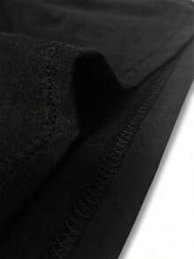 Camiseta negra de mujer con impresión "Stay Puff Enveny Fhills" en algodón 180g, estilo casual con cuello redondo y manga corta, perfecta para añadir un toque divertido y moderno a tu guardarropa. Ideal para fans de diseños creativos y cómodos. - Negro - Ver 5