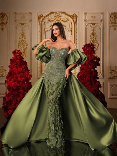 Um Vestido de Gala de Luxo Estilo Tribunal com Capa de Cetim, Manga Bufante, Bordado 3D com Contas em Formato de Pétalas e Decote Tomara que Caia na Cor Verde Oliva