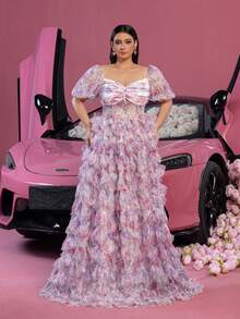 Faeriesty 优雅加大码水钻领口短袖女士长款派对礼服，采用蓬松垂坠的薄纱面料，饰以紫色和白色花卉印花，层叠薄纱裙摆飘逸灵动，适合情人节、春季婚礼、花园派对、正式晚宴等场合。 - 紫色 - 查看 1