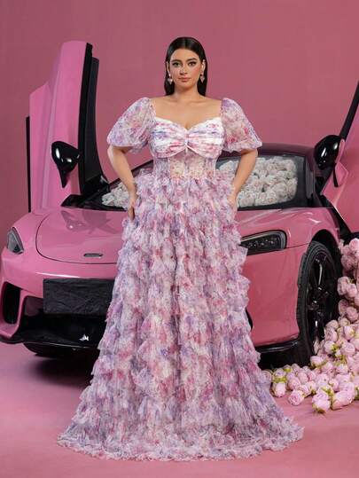 Faeriesty 优雅加大码水钻领口短袖女士长款派对礼服，采用蓬松垂坠的薄纱面料，饰以紫色和白色花卉印花，层叠薄纱裙摆飘逸灵动，适合情人节、春季婚礼、花园派对、正式晚宴等场合。