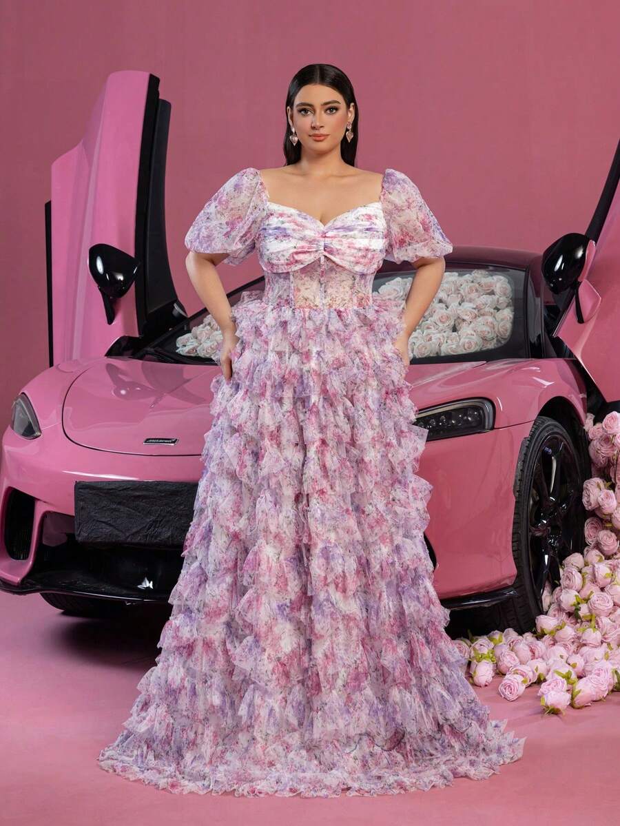 Faeriesty 优雅加大码水钻领口短袖女士长款派对礼服，采用蓬松垂坠的薄纱面料，饰以紫色和白色花卉印花，层叠薄纱裙摆飘逸灵动，适合情人节、春季婚礼、花园派对、正式晚宴等场合。 - 紫色 - 查看 1