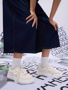 DareSee 女士时尚撞色米色透气系带圆头运动鞋，适合休闲、运动、音乐节、Y2KFest、返校季、秋季、圣诞节、冬季等场合，是理想的圣诞礼物之选。