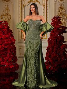 Um Vestido de Gala de Luxo Estilo Tribunal com Capa de Cetim, Manga Bufante, Bordado 3D com Contas em Formato de Pétalas e Decote Tomara que Caia na Cor Verde Oliva