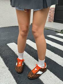 DareSee Nouvelles baskets mode décontractées rétro de haute qualité pour femmes, chaussures plates de luxe convenant aux étudiants et aux couples. Cadeaux pour les festivals de musique, le style Y2K, la rentrée scolaire, l'automne et l'hiver - imprimé léopard - Voir 3