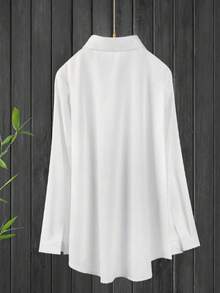 女士舒适加大码常规袖衬衫，带领子、不对称下摆和略带弹性的梭织面料，适合日常穿着。