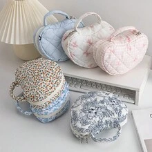 Individuell bestickte gesteppte herzförmige Kosmetiktasche mit Griff, Schleifenblumen-Reise-Make-up-Tasche, tragbare Kulturtasche, Waschbeutel, kleiner Aufbewahrungsorganizer für Mädchen, personalisiertes Geschenk zum Geburtstag oder Feiertag, Weihnachtsgeschenkzubehör - Verschiedenfarbig - Übersicht 3
