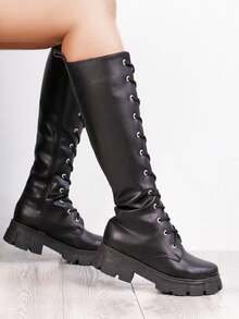 Bota de moda para mujer abajo de la rodilla, de tacón bajo, con agujeta ajustable y cierre para mayor facilidad de uso, muy cómodas y de gran soporte, para conciertos, desfiles, salidas casuales que te ayudarán a estilizar la silueta del pie dentro del calzado femenino. - Negro - Ver 3