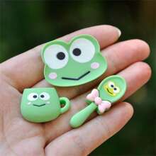 Sanrio 1 set de 3 pièces de la série Sanleo, décorations, tasses en résine DIY, assiettes, cuillères, accessoires pour cheveux, décorations d'étuis de téléphone portable, forme unique, premier choix pour les cadeaux, jeu riche, convient pour Noël, la Saint-Valentin, collection, décoration, etc., le meilleur cadeau pour les femmes.