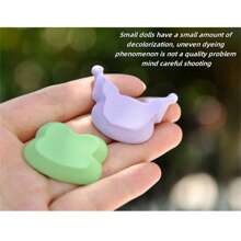 Sanrio 1 set de 3 pièces de la série Sanleo, décorations, tasses en résine DIY, assiettes, cuillères, accessoires pour cheveux, décorations d'étuis de téléphone portable, forme unique, premier choix pour les cadeaux, jeu riche, convient pour Noël, la Saint-Valentin, collection, décoration, etc., le meilleur cadeau pour les femmes.