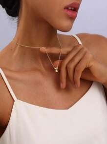 Un collar colgante de cobre novedoso y elegante, con las letras del alfabeto en inglés "A-Z" grabadas y con un diseño de agujero. Es una excelente opción para regalo en ocasiones especiales y también adecuado para que las mujeres lo usen a diario, en ocasiones casuales.
