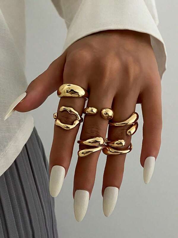 6pcs/Set Vintage Minimalist Alloy Molten Lava Teardrop Design Open Rings, Asymmetrical Fashionable Thick Metal Gold Tone Ring Set, Irregular Drops Of Liquid Metal Drape Over The Ring, Its Surface Replicating The Etched Texture Of Waves, With A Cold Sea Spray Luster On The Electroplated Silver Background. The Glazed Droplets Are Embedded With A Bubble Pattern, A Blue And White Gradient That Resembles The Crashing Waves Of The , And A Crescent-Shaped Indentation Hidden In The Ring's Opening And Closing Points. When The Fingertip Shakes, The Cut Surface Reflects The Shimmering Waves, As If Wearing The Instantly Frozen Waves On The Finger, The Gentle And Rigid Design Allows A Sense Of Niche And A Sense Of Art To Coexist.Suitable For Women's Daily Commute,Perfect Gift For Birthdays, Holiday Gifts, And Parties. Suitable For Daily Wear And Holiday Celebrations, Suitable For All Seasons, And Is An Ideal Choice For Holiday Accessories.