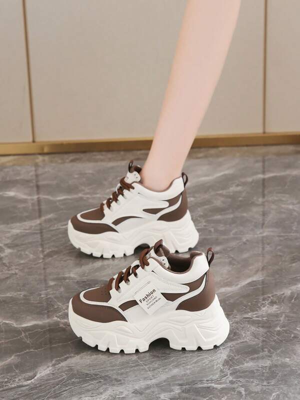 2025 neue schwarz-weiße Sport-Schuhe für Damen, Lederobermaterial mit hoher Plattform, dicke schwarze High-Top-Sohle, Plateau-Freizeitschuhe für Frauen